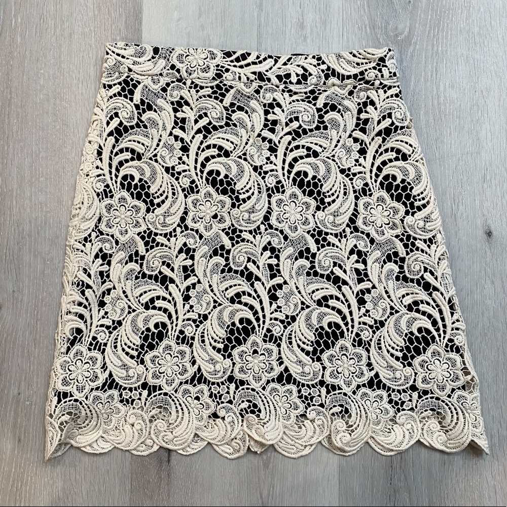 Alice + olivia, size 2, ivory lace mini skirt with black lining